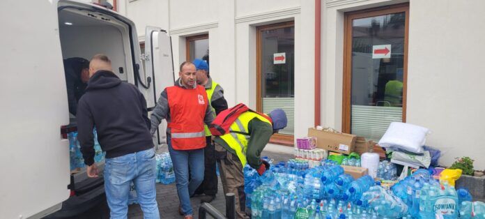 Prcownicy i wolontariusze Caritas z Łańcuta przygotowują transoprt darów (1)