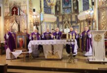 STRACHOCINA: Bp Jamrozek przewodniczył modlitwie ku czci św. Andrzeja Boboli