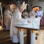 KOSTAROWCE: Abp Szal konsekrował ołtarz w kościele parafialnym