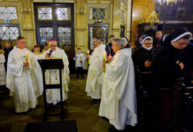 Bp Jamrozek do konsekrowanych: Bądźcie światłem dla świata i świadkami Chrystusa