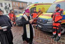 JAROSŁAW: Abp Szal pobłogosławił nowe ambulanse