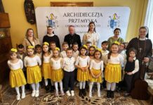PRZEMYŚL: Dzieci z Przedszkola ss. Felicjanek z życzeniami u Metropolity Przemyskiego