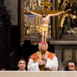 BP JAMROZEK W WIELKI PIĄTEK: Oddając cześć krzyżowi, pozwólmy się pociągnąć Panu