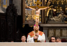 BP JAMROZEK W WIELKI PIĄTEK: Oddając cześć krzyżowi, pozwólmy się pociągnąć Panu