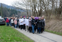 KLIMKÓWKA: Droga Krzyżowa z łaskami słynącym krzyżem w Wielki Piątek