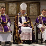 WIELKA SOBOTA: Ciemna Jutrznia w Archikatedrze