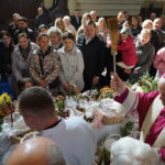 WIELKA SOBOTA: Metropolita przemyski poświęcił pokarmy na stół wielkanocny