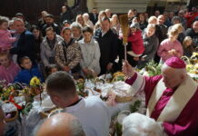 WIELKA SOBOTA: Metropolita przemyski poświęcił pokarmy na stół wielkanocny
