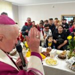 WIELKA SOBOTA: Abp Szal wziął udział w śniadaniu wielkanocnym Caritas