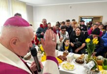 WIELKA SOBOTA: Abp Szal wziął udział w śniadaniu wielkanocnym Caritas