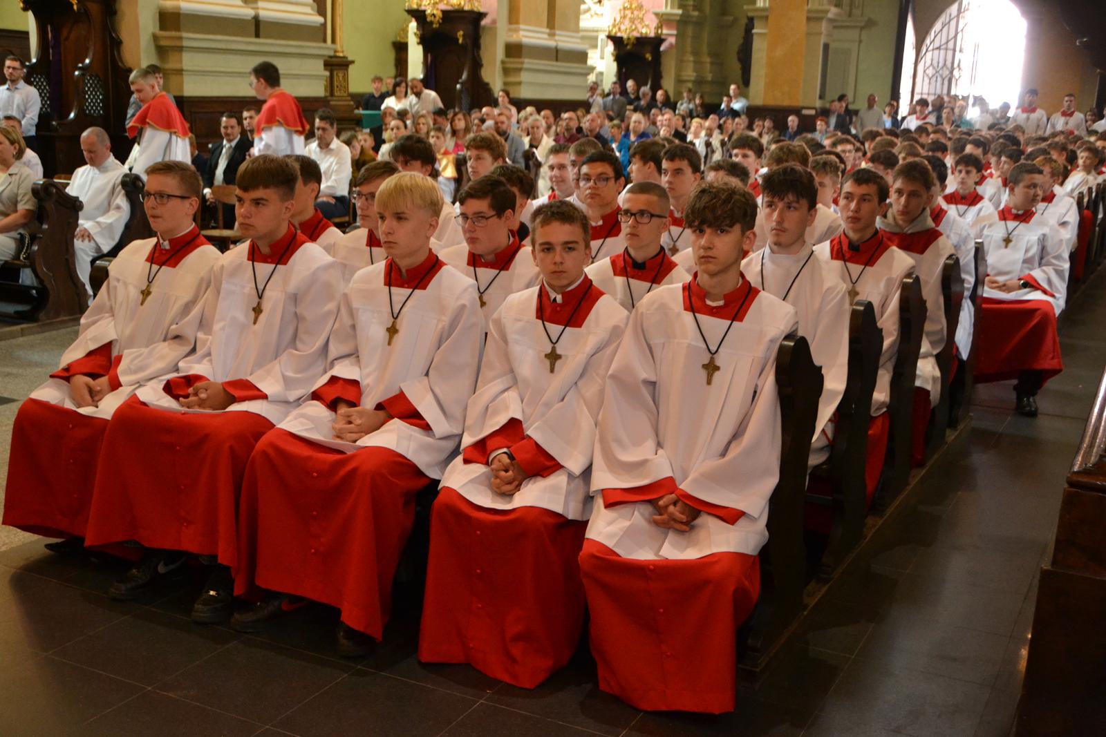 PRZEMYŚL: Abp Szal pobłogosławił nowych animatorów parafialnych, ceremoniarzy, lektorów i ministrantów ołtarza