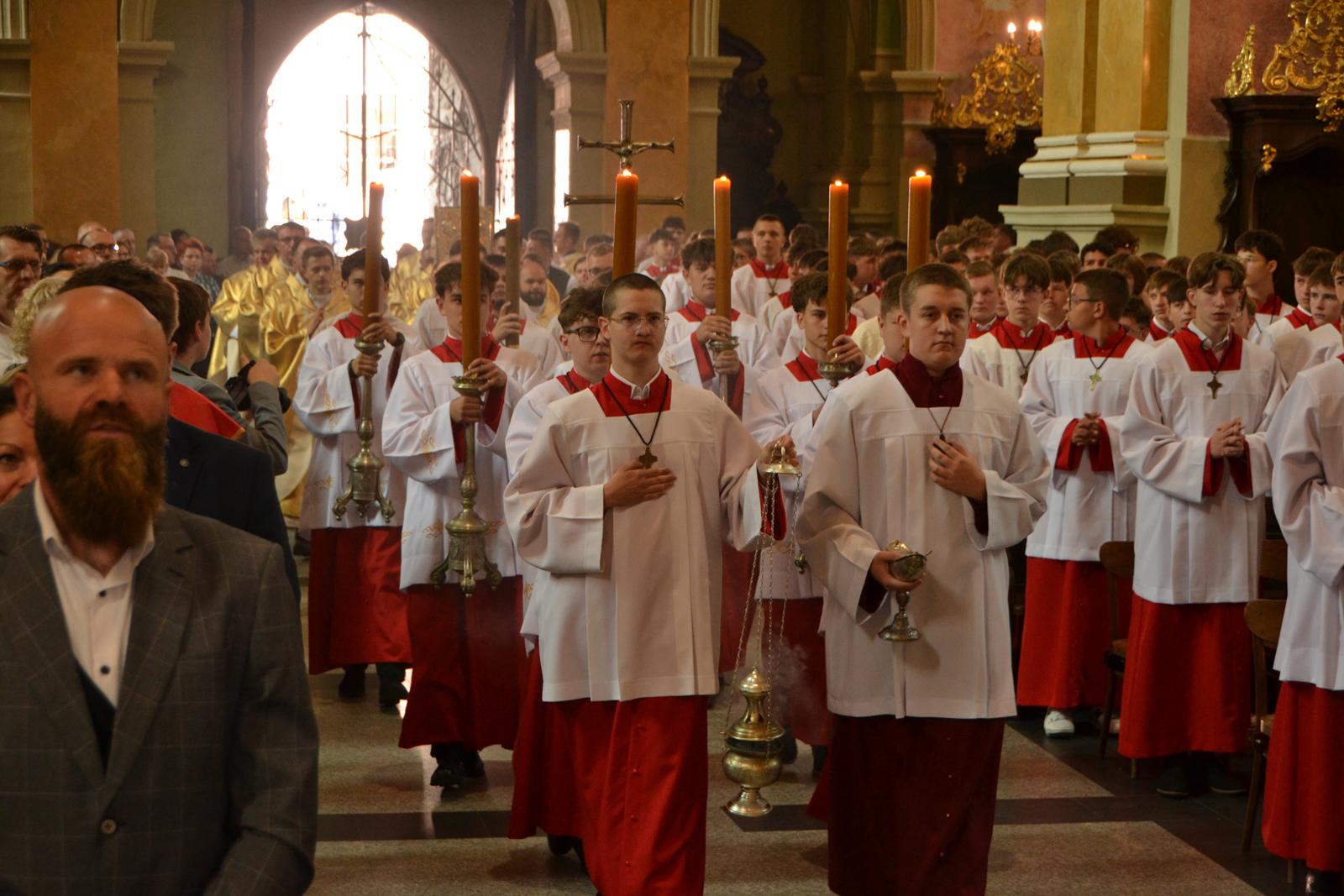 PRZEMYŚL: Abp Szal pobłogosławił nowych animator&oacute;w parafialnych, ceremoniarzy, lektor&oacute;w i ministrant&oacute;w ołtarza