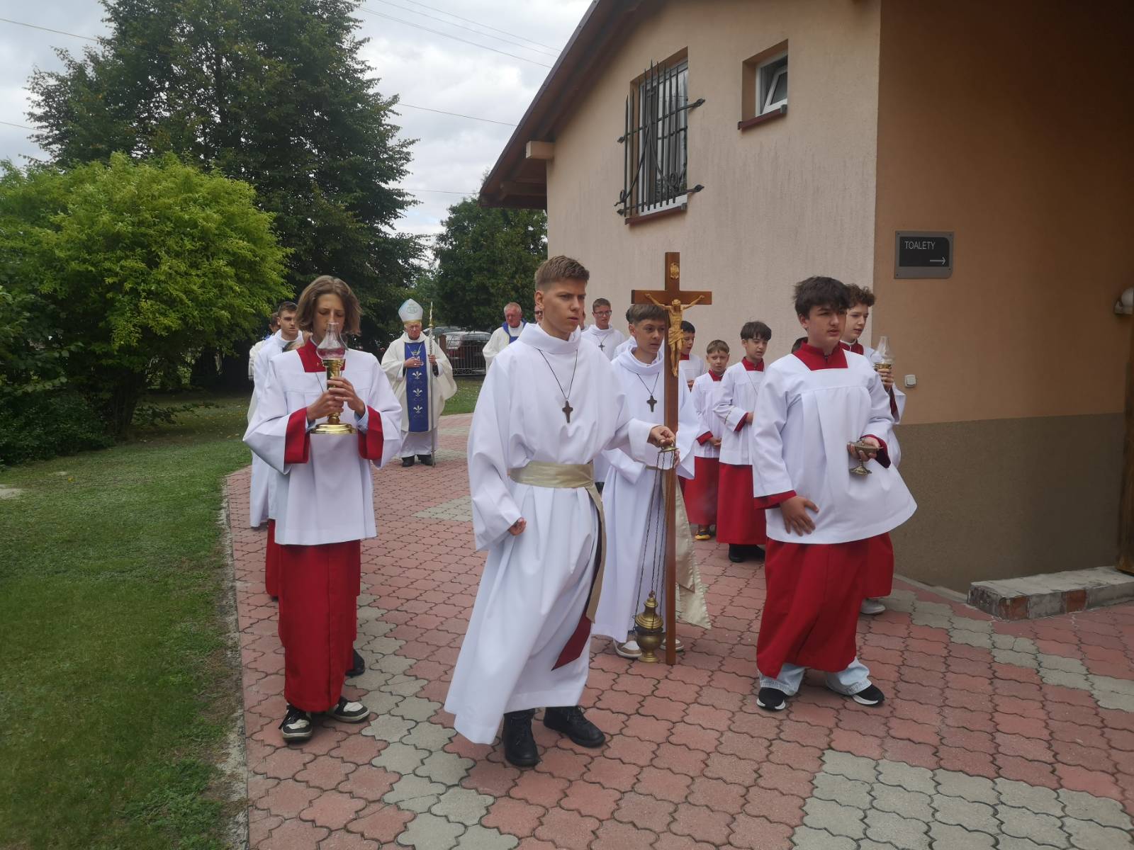 DĄBRÓWKI: Abp Szal przewodniczył odpustowi i bierzmowaniu