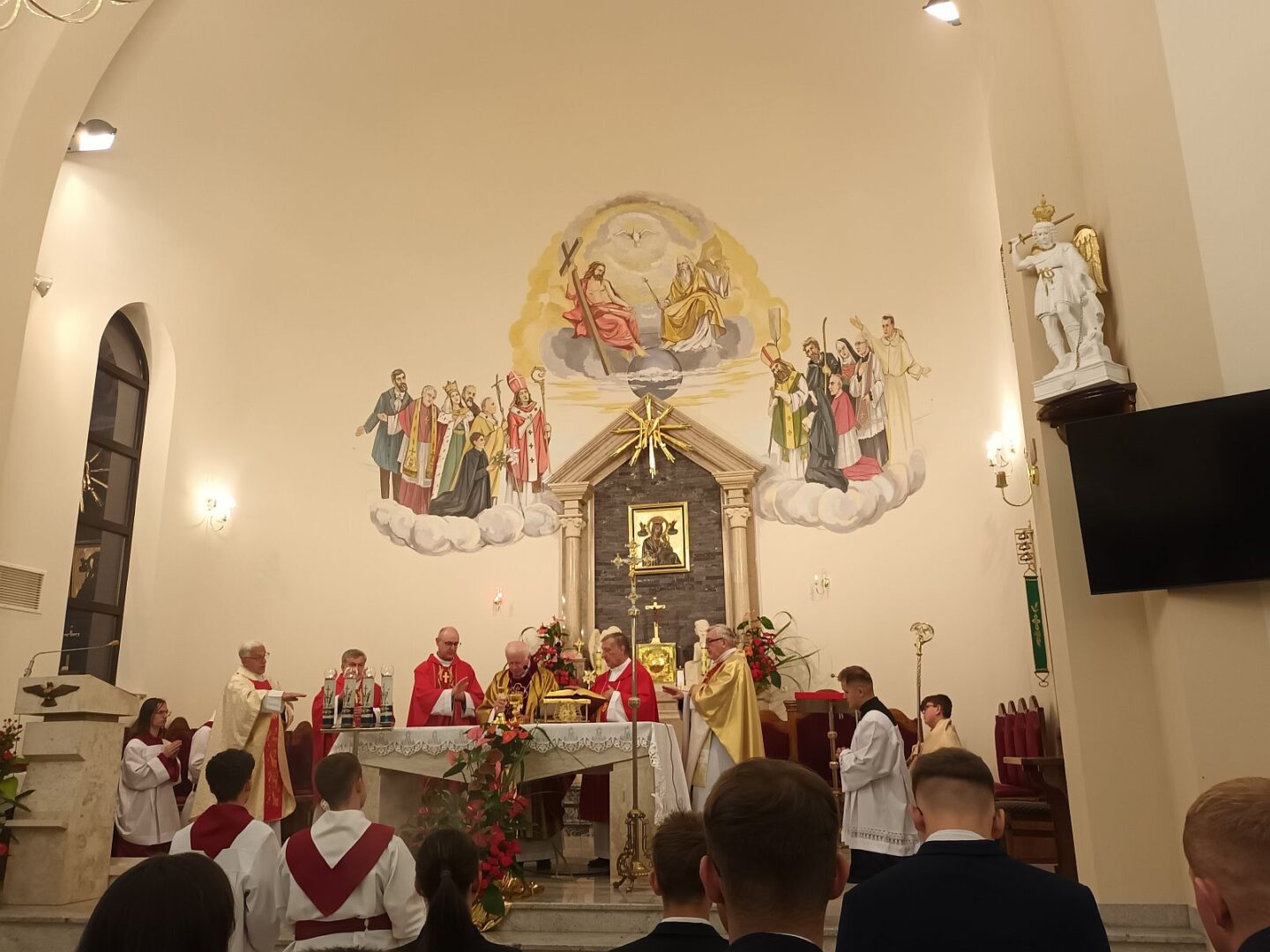 PEŁKINIE-WYGARKI: Abp Szal pobłogosławił nową dzwonnicę
