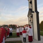PEŁKINIE-WYGARKI: Abp Szal pobłogosławił nową dzwonnicę